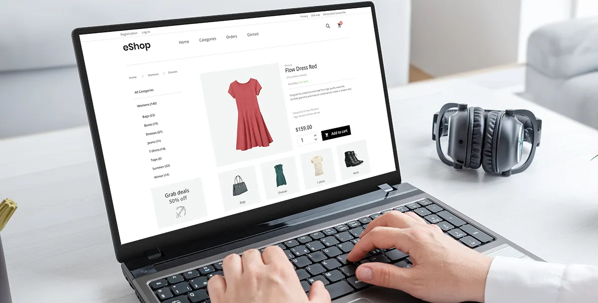 Personne commandant un produit en ligne sur son ordinateur portable pour illustrer le SEO e-commerce