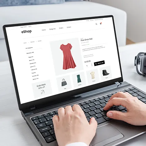 Personne commandant un produit en ligne sur son ordinateur portable pour illustrer le SEO e-commerce