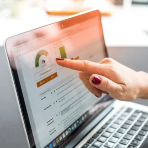 Dashboard analytics avec des courbes de trafic organique en hausse
